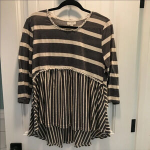 Umgee Gray and‎ Cream Multi-Layered and Striped Tunic. Size Medium.